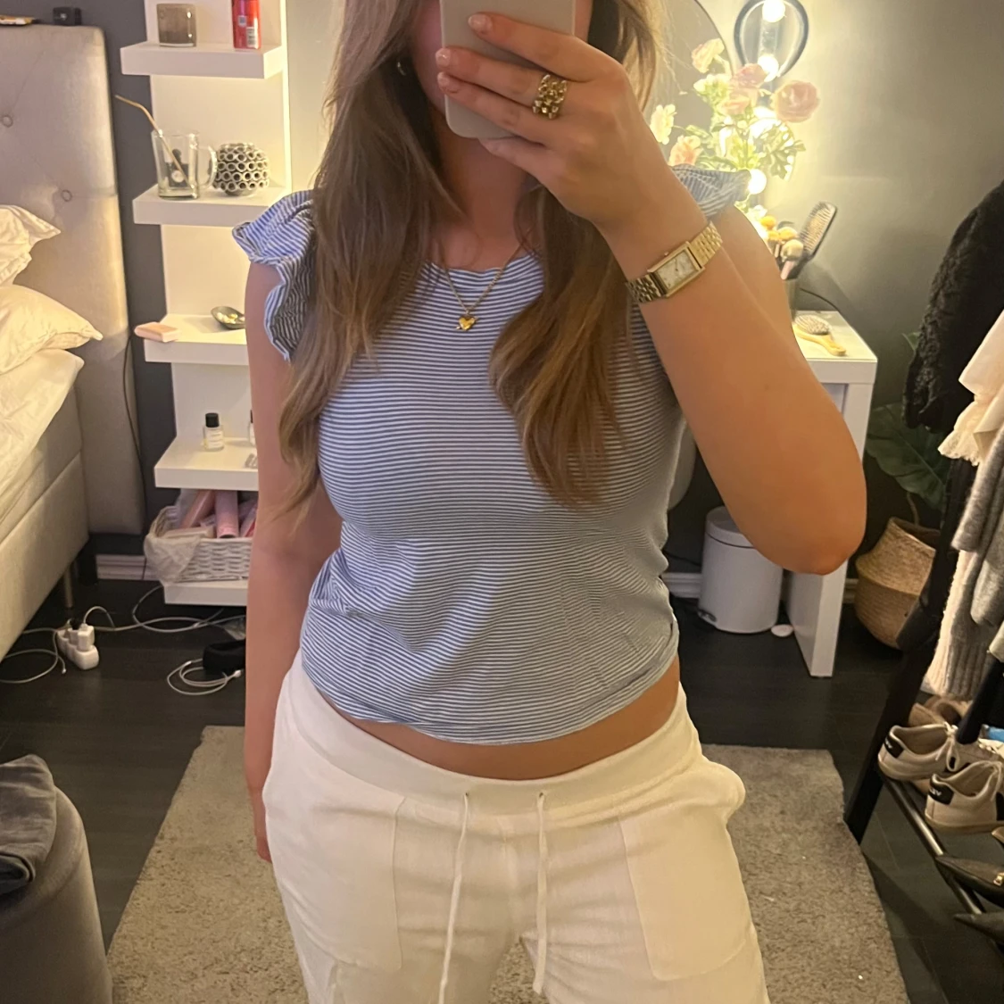 Blå- och vitrandig topp med volang  - 1