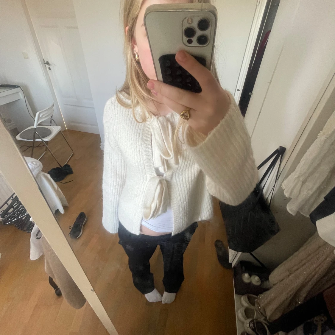 Vit stickad kofta med knyt - 1