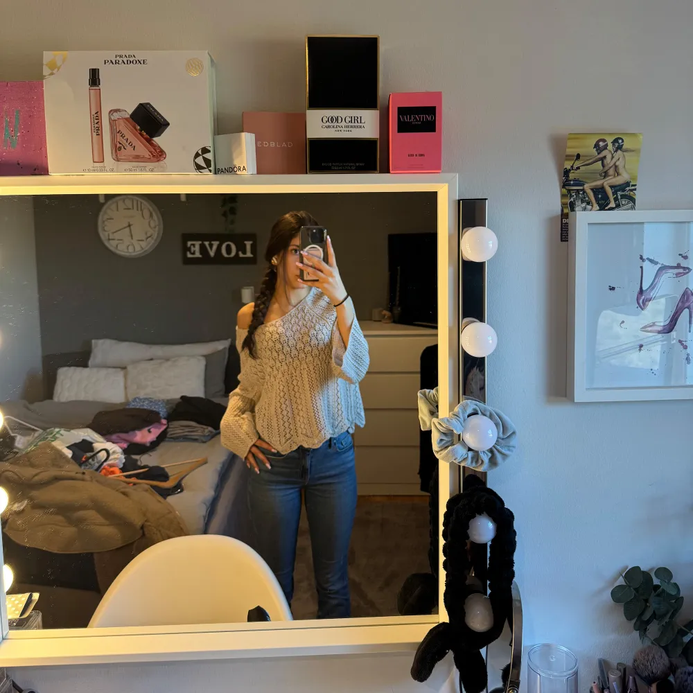 Säljer en mysig beige stickad tröja med offshoulder-design. Tröjan har en lös passform och långa ärmar, perfekt för en avslappnad stil. Passar bra till jeans eller kjol för en trendig look.. Neuletakit & Villapaidat.