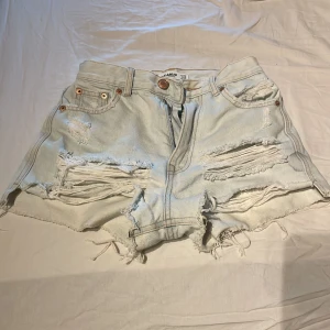 Ljusblåa jeansshorts från Pull&Bear - Säljer ett par ljusblåa jeansshorts ifrån Pull&Bear då de inte längre passar mig💕