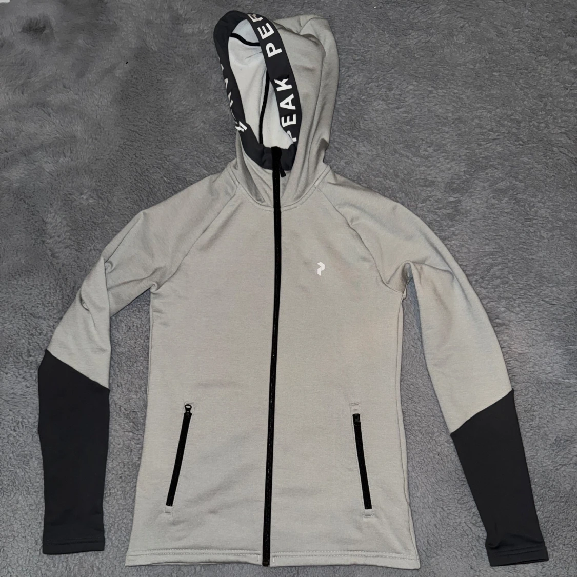 Grå huvtröja från Peak Performance