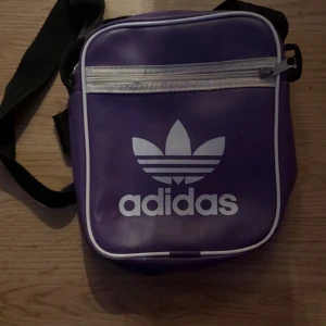 Lila adidas väska  - Skiv om du har några frågor😌🫨🤗❗️