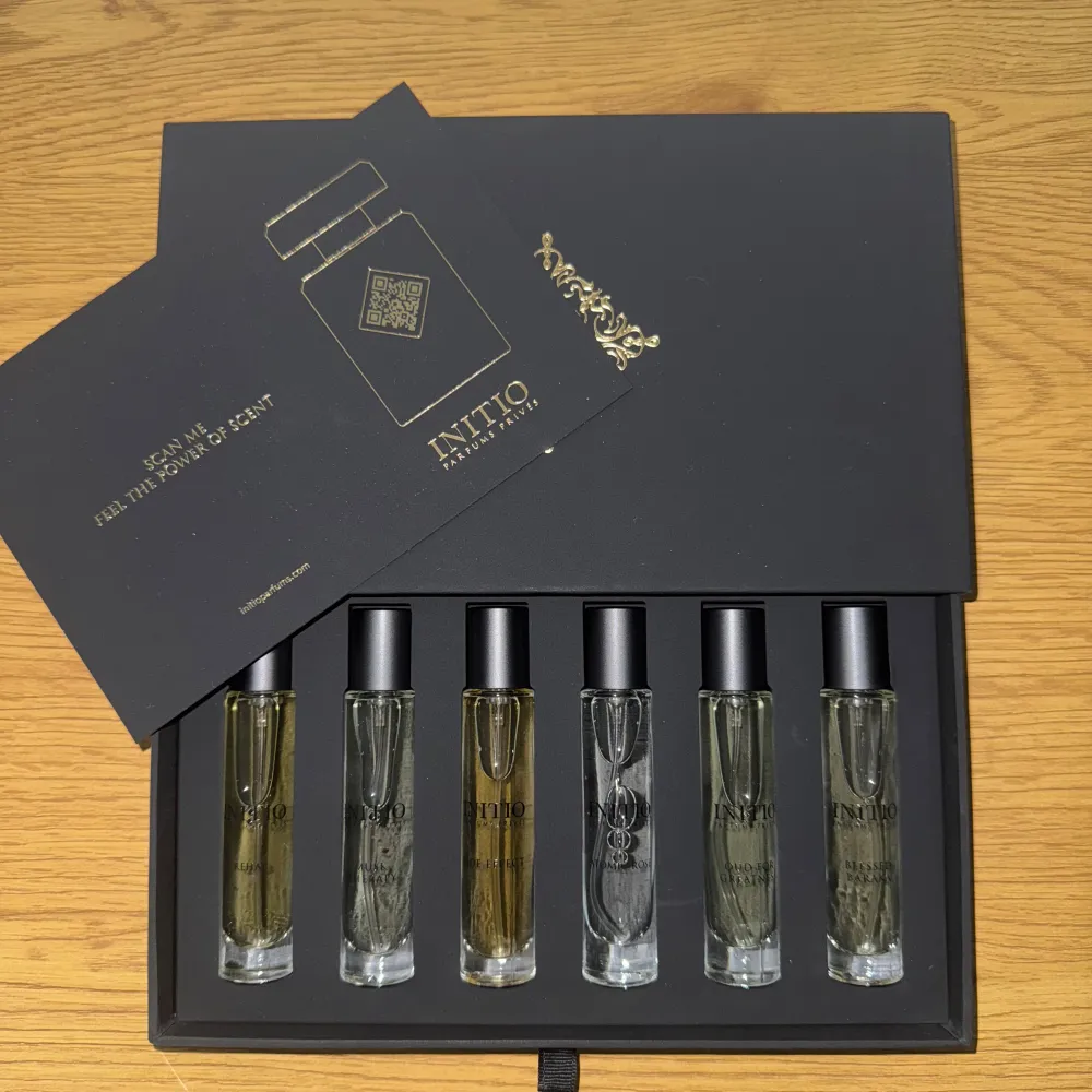 Exklusivt parfymset från Initio Parfums Privés med sex olika dofter. Setet innehåller små flaskor med eleganta och unika dofter som Rehab, Side Effect, Oud for Greatness, Musk Therapy, Atomic Rose och Blessed Baraka. Perfekt för den som vill utforska lyxiga och varierade dofter.. Perfume.