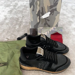 Valentino rockrunner - Säljer mina feta rockrunners i storlek 43 då jag knappt använder de längre. Skicket på de är sådär. Osäker på äktheten då jag har köpt de i andrahand. Priset kan diskuteras. Skriv om du har några frågor😇