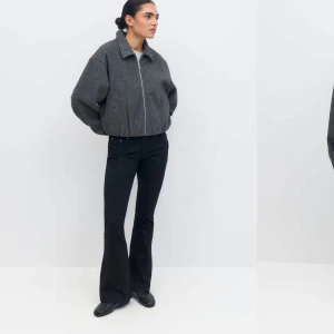 Svarta bootcut jeans - Lågmidjade jeans från Gina tricot. Använda en gång, ny skick. Storlek 34. Ny pris 500