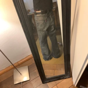 Vintage Levis jeans - Sjuk wash och distressing på dessa, lite slitna vid foten. Ganska baggy passform. Skriv om du har några frågor eller vill ha fler bilder!