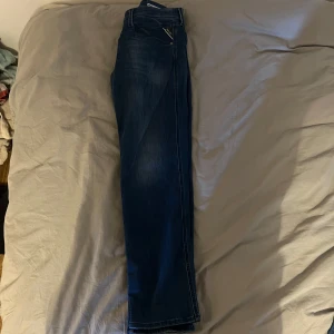 Blå Replay byxor  - Snygga blå Replay jeans i slimfit modell dem är i strl 34 och är i väldigt fint skick slå en pling om mer bilder önskas:)
