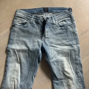 Blå jeans - Snygga jeans med ljus blå tvätt asss najs, lågmidjade 