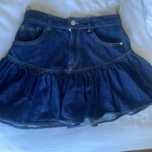 Jeanskjol med volang - Snygg jeanskjol i mörkblå denim med volangdetalj som tyvärr inte kom till användning då den är för liten. Perfekt nu när det snart är sommar💗💗