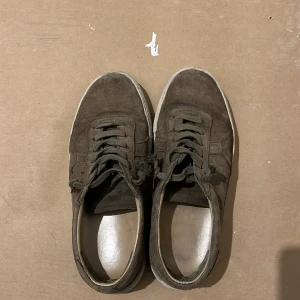 Hej jag seljer axel arigatos - Snygga bruna sneakers i mocka med snörning och vit sula. Perfekta för en avslappnad stil och passar till många olika outfits.