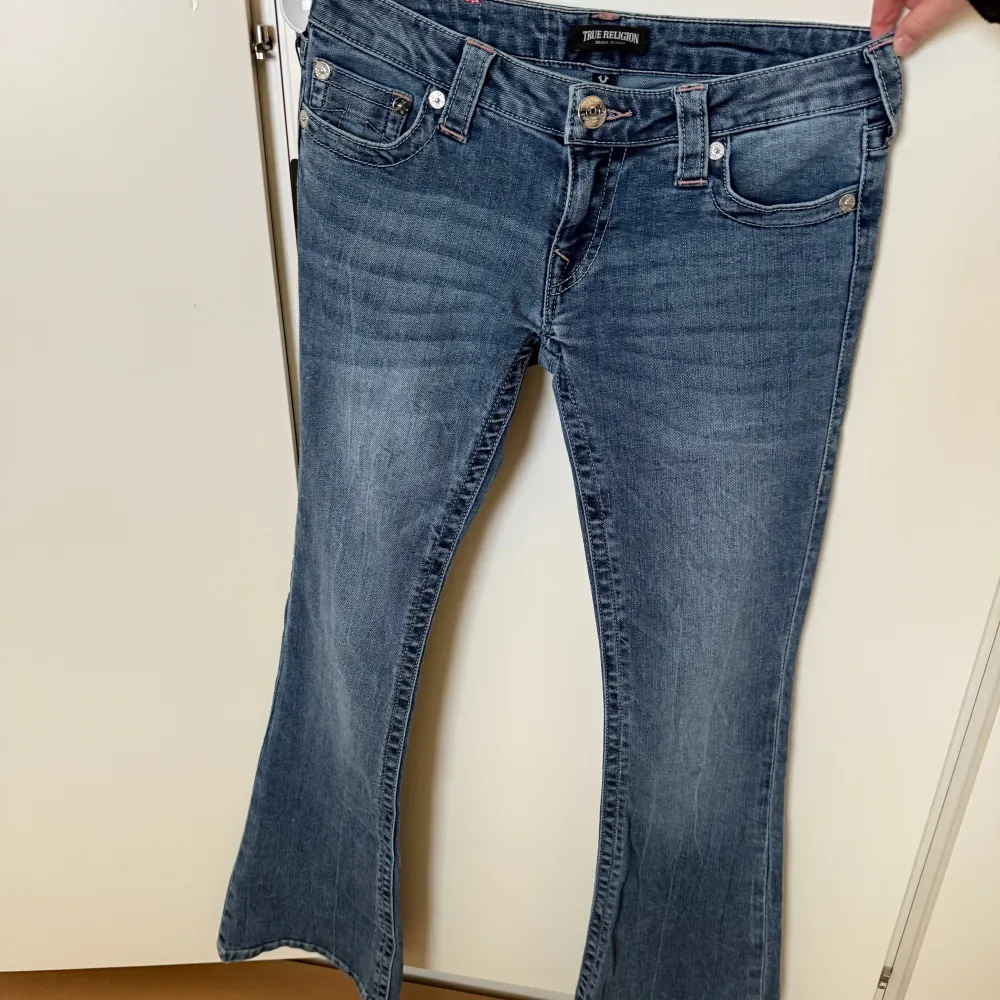 Säljer helt nya och oanvända jeans från True Religion. Det har endast provats en gång och har sedan dess legat i paketet. Storlek W26 helt slutsålda på hemsidan. Nypris 1399kr. Säljer för 1000kr. Vill ni ha egna bilder för preferens så skriv 💕. Farkut & Housut.