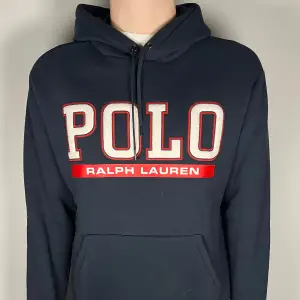 En riktig snygg och trendig Ralph lauren hoodie i fint skick, storlek M, vid frågor är de bara att skriva // Gramenti 
