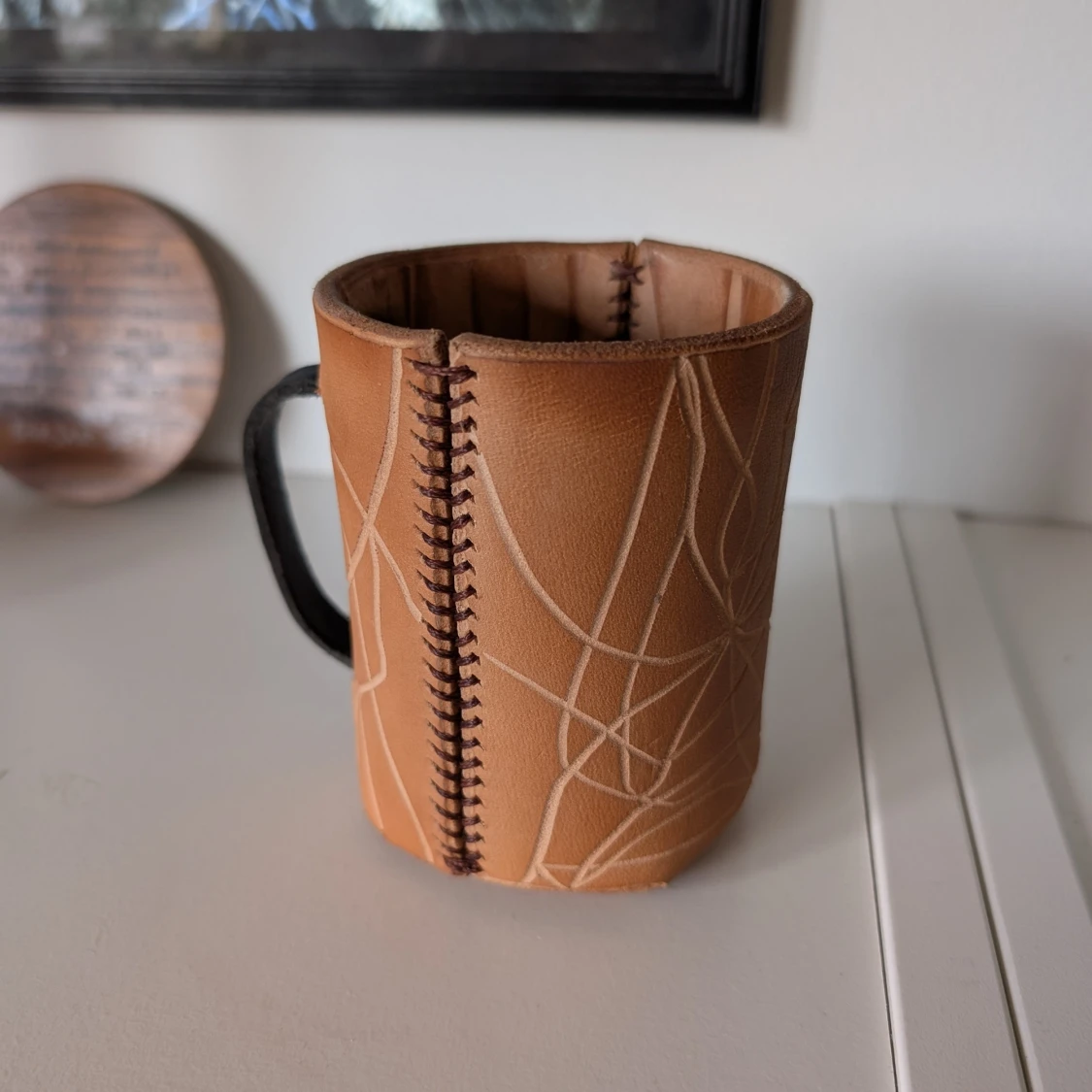 Handgjord mugg med läderomslag