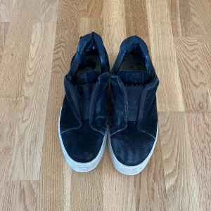 Svarta sneakers från eytys - Fruktansvärt slitna med skick 1/10 putsa upp och du vill. Defekter är överallt. Pris kan diskuteras