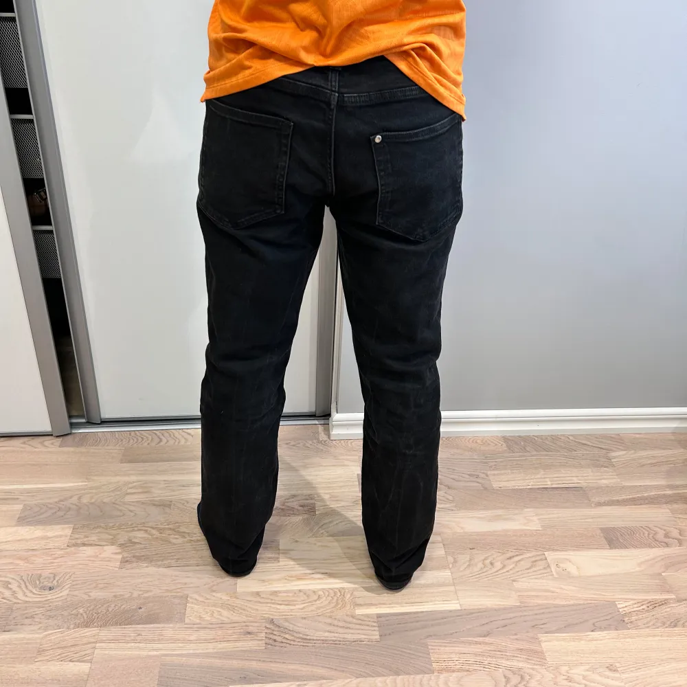 Snygga svarta jeansbyxor med en klassisk femficksdesign. Byxorna har en normal passform och är perfekta för en stilren look. De är tillverkade i ett slitstarkt material som ger en bekväm känsla hela dagen.. Farkut & Housut.