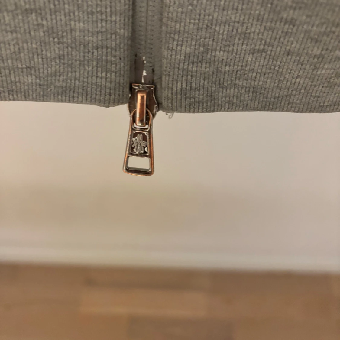 Grå hoodie från Moncler - 2