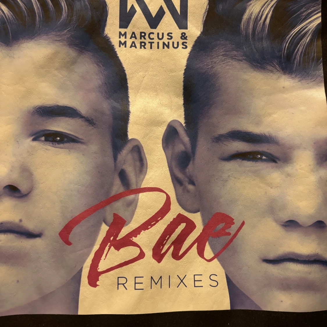 Svart hoodie med Marcus & Martinus tryck - 1