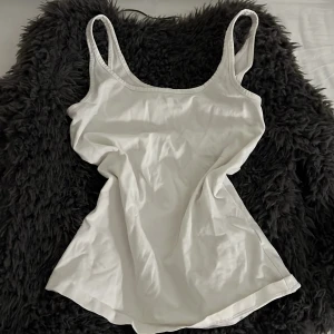 Vit linnetopp från Lindex - Säljer en enkel och stilren vit linnetopp från Lindex i storlek XS