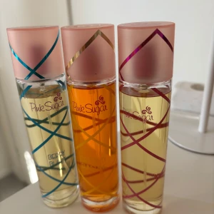 Parfymtrio från Pink Sugar - Säljer tre parfymer från Pink Sugar i olika dofter. Varje flaska är 100 ml. Vissa är använda men ni ser hur mycket det är kvar. Kommer inte ihåg hur mycket de kostade men enligt pricerunner är billigaste 176 kr. Säljer allt för 300kr