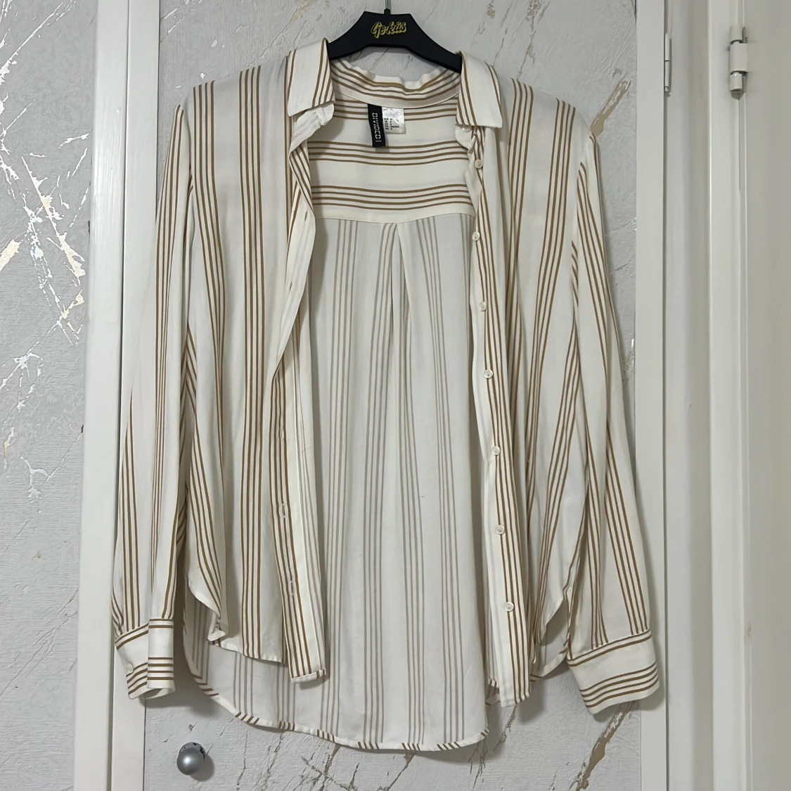 Vit och beige randig skjorta