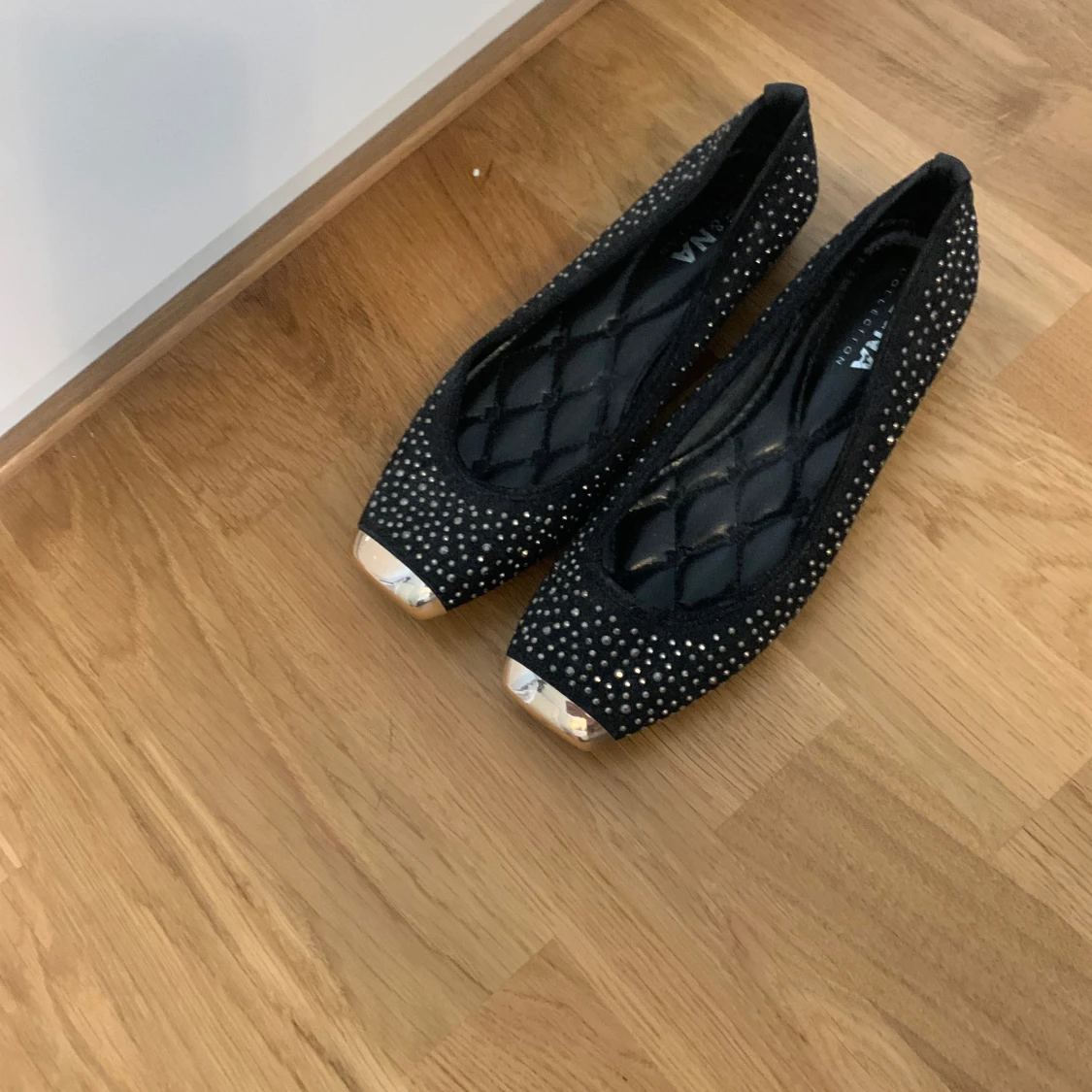 Svarta ballerinaskor med nitar från NE&NA Collection - 1