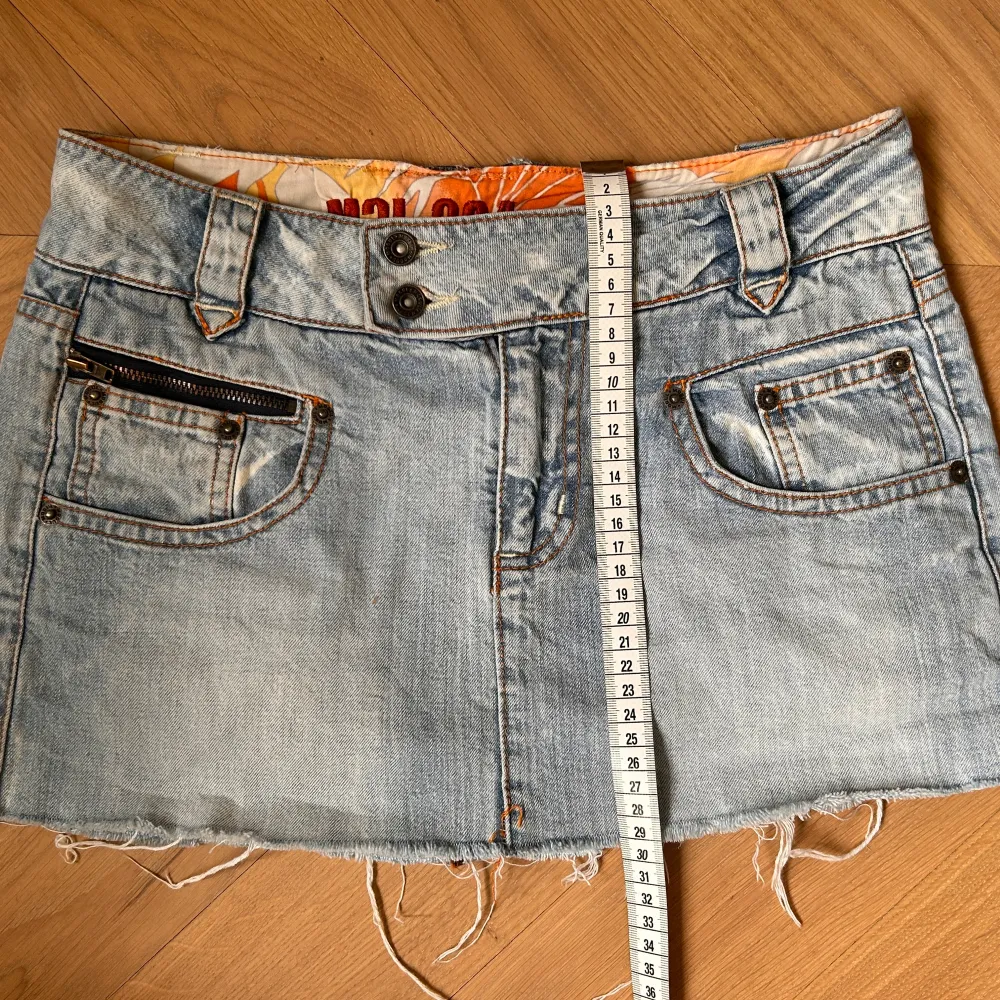 Ljusblå jeanskjol i denim!! Kjolen har dubbla knappar i midjan och en dekorativ dragkedja på ena fickan 😍Måtten är med på bild och jag bär vanligen storlek s. Hameet.