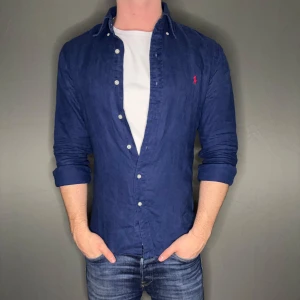 Ralph lauren linnen skjorta - Hej säljer nu min fina Ralph lauren linnen skjorta i storlek S. Den är i nyskick och kommer vara otroligt snygg nu i vår och framåt sommaren. Nypris cirka 2100kr! Vi kommer att sälja liknande produkter nu i vår och närmare sommar så glöm inte följa profilen!🌊🍾