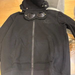 Cp company korta - Svart cp company kofta. Storlek M, kan passa S