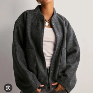 Superfin Vårjacka  - Supersnygg grå bomberjacka, den är perfekt till våren då den inte är för tjock. Slutsåld överallt & nypris: 700kr! Säljer då jg köpte 2 i olika storlekar, så prislapp finns kvar 🤍🪩