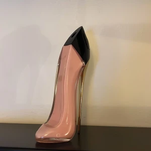 Parfym Carolina Herrera good girl blush edp - Damparfym från Carolina Herrera i good girl blush edp, Knappt använd, ca 5 gånger. 50 ml, ordniare pris 1420 kr, priset kan diskuteras, köparen står för frakt.