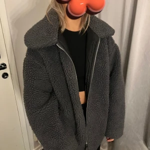 Grå teddyjacka med dragkedja - Grå oversized teddy jacka köpt i london i storlek s