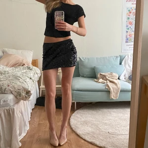 Svart paljettkjol - Snygg svart kortkjol täckt med glittriga paljetter. Perfekt för en kväll ute eller festliga tillfällen. Kjolen har en tight passform som framhäver figuren. Barnstorlek 146/152men passar mig som har XS-S💖💖💖