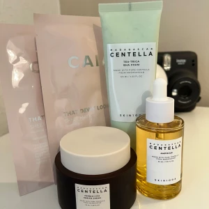 Hudvårdsprodukter från Skin1004 -  ett set med hudvårdsprodukter från Skin1004. Inkluderar Madagascar Centella Tea-Trica BHA Foam som är en rengöringsskum, Madagascar Centella Ampoule, ett serum och Centella ansiktskräm . Plus 2 sheet mask från CAIA. De funkade tyvärr inte på min hy. Använda 2 gånger. Nypris på allt är ca 900 kr🩷