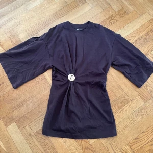 Tröja & other stories - Superfin med gulddetalj och åtsittande midja! Endast använd och tvättad en gång så i mkt bra skick💃slutsåld på hemsidan