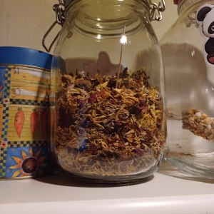 Torkade blommor  - Påse fylld med torkade blommor i olika färger, inklusive gula och rosa nyanser. Till kanin eller gnagare att äta, obs burken följer ej med