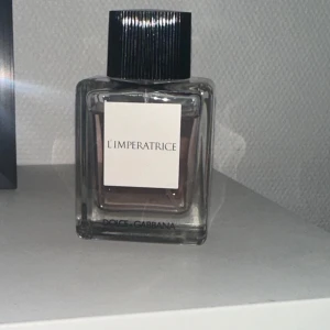 Parfym  - Jag säljer dolce Gabbana L’IMPERATRICE parfymen. Det är en väldigt fräsch doft med doft gruppen blommig. Passar perfekt på sommaren men även vintern då den är väldigt fräsch. Det är Edp. Säljer den för jag passar bättre i mörkare dofter. 