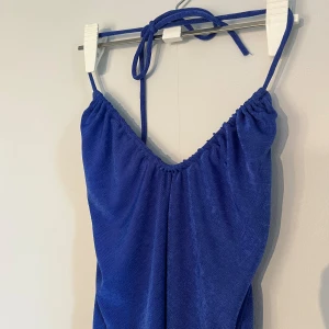 Snygg topp - Skimrande blå topp i storlek S med band som går att justera💙 Inga defekter