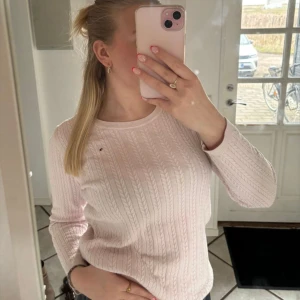 Tommy Hilfiger  - Mega sød Tommy Hilfiger strik. Brugt få gange. Så fejler ingenting. Købt fpr omkring 1.200kr sælges til 299kr