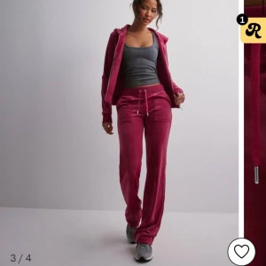 Juicy byxor - Marmelad/rosa juicy byxor( dom ser röda ut pågrund av ljuset) jättebra kvalite på byxorna. Köpt dom för 1200 använt dom ganska få tal gånger så dom har bara lagt i garderoben. Skriv dm för mer detaljer!