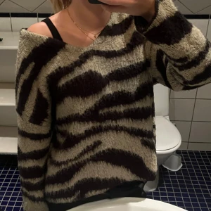 stickad tröja - så fin stickad tröja i typ zebra mönster, svart/beige🩷
