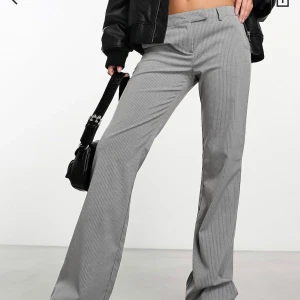 Low waist kostymbyxor  - Lågmidjade kostymbyxor som har används Max 3 gånger. Man kan nästan säga att dom är helt nya, jag har haft dom ett tag nu och har kommit fram till att jag inte längre behöver dom. Dom sitter perfekt och har inga defekter, skriv för bilder🩷