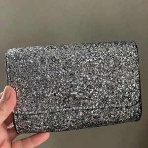 Helt ny glittrig silver väska  - Helt ny, har aldrig använd, super fin festlig glittrig väska från Gina Tricot.