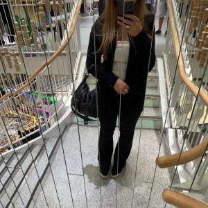 Svart handväska från Tamaris - Jag säljer min svarta handväska från Tamaris. Finns en justerbar axelrem och ett handtag. Köpt för lite mer än ett år sedan och har använts sparsamt💌Jättefint sick utan defekter!Så så snygggg!😍😍Nypris är 719kr och den är helt slutsåld på hemsidan.