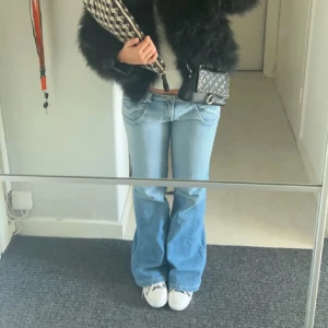 Lågmidjade jeans  - Assss snygga lårmuskler ljusblå jeans med små detaljer, säljer pga dem inte riktigt passade mig bra i längden💞 
