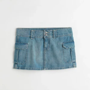 Lågmidjad jeanskjol - Säljer denna helt slutsålda jeanskjol från hm. Säljer eftersom den inte passade. Helt oanvänd, alla lappar kvar.