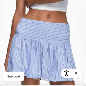 Trendig kjol - Säljer den super söta och trendiga kjol som är oanvänd och köpt från pull and bear. 
