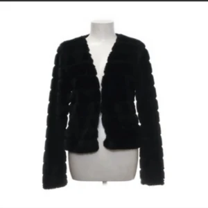 Pälsjacka - Säljer min jacka för jag har för många jackor och inte har användning för den
