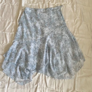 Low waist maxi-kjol - Lågmidjad ljusblå maxikjol . Orginellt strl 42 men jag har sytt in den till en M. Stygnen är dock lätta att ta bort