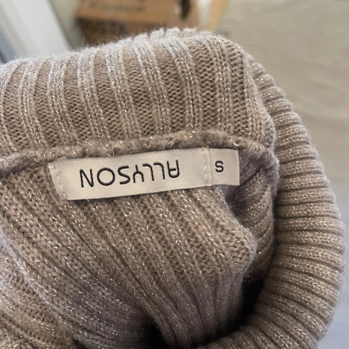 Stickad tröja i Grå/ Silver  - 90