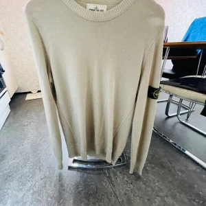 Stone island tröja stickad  - En skön tröja att ha under hösten som tyvärr inte kommer till användning  Köpte den begagnad i hopp om att få bort fläcken, försökt med fläckborttagning utan framgång 